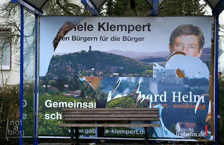 photo abribus et affiche