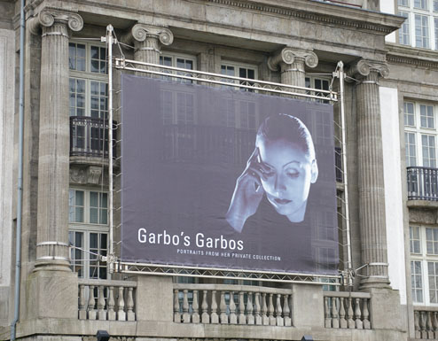 photo de l'affiche de l'exposition sur la façade du musée