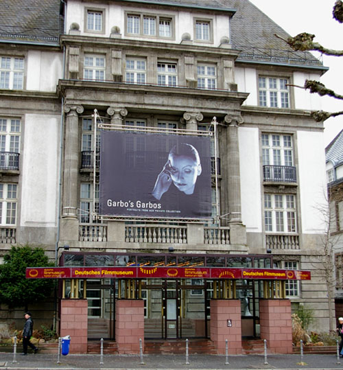 photo de l'affiche de l'exposition sur la façade du musée